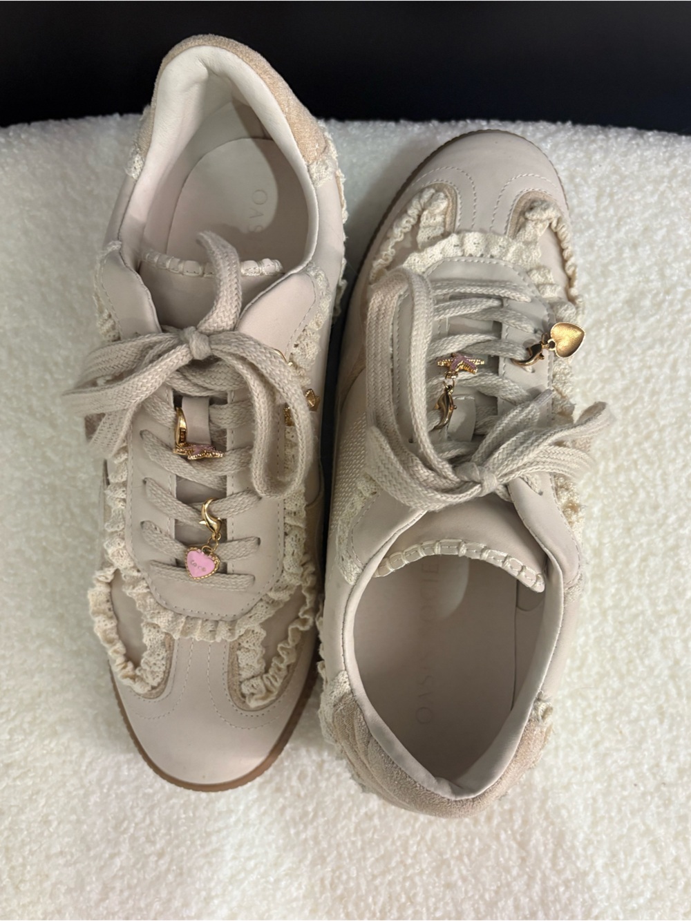Lace-Trim Cream Women's Sneakers with Heart Charms